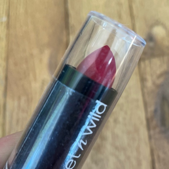 NWT WET N WILD CHERRY FROST RED LIPSTICK NEW - Picture 3 of 3